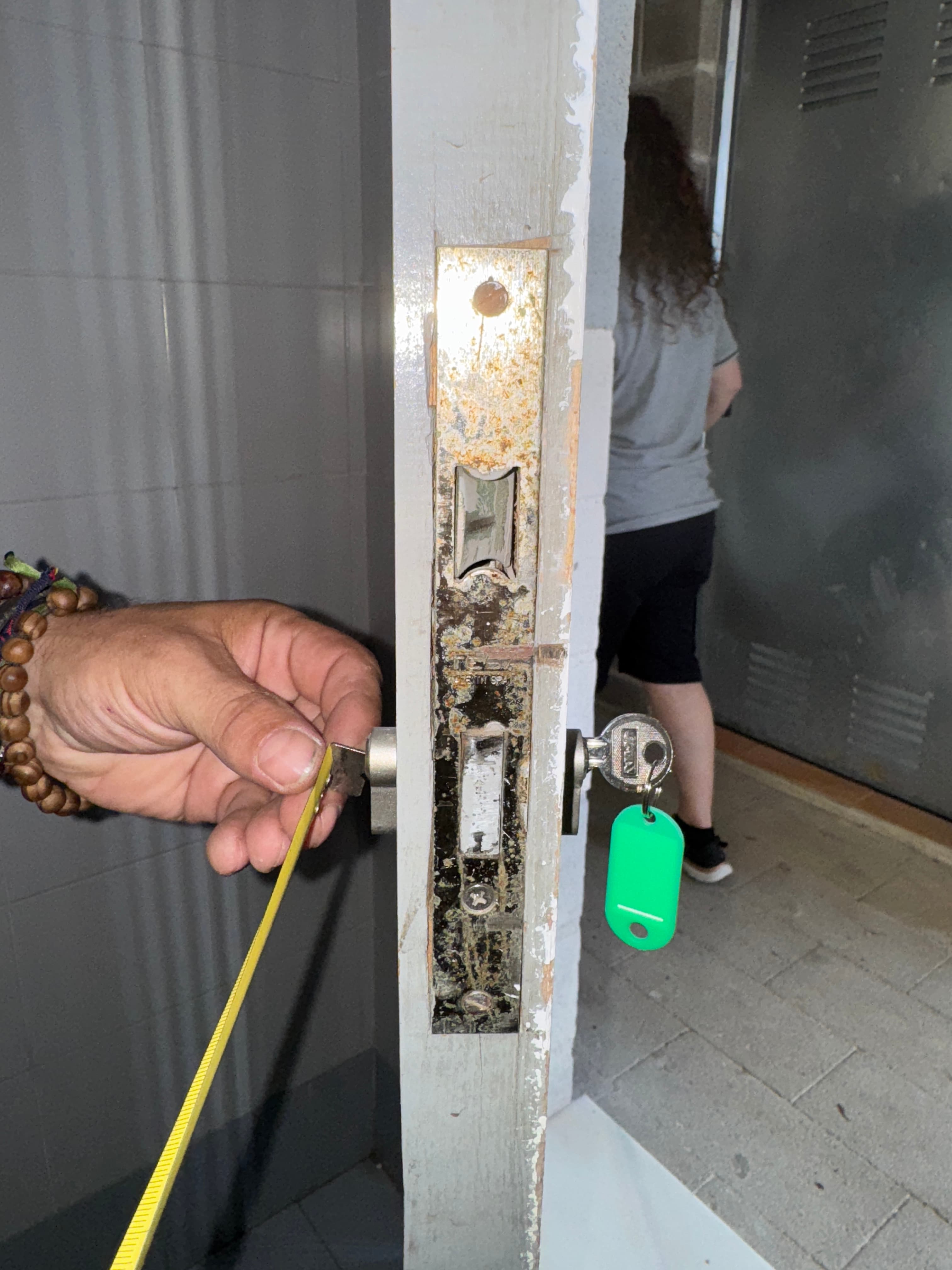 Técnico de Ditifet Cerrajeros trabajando en apertura de puerta en Valencia
